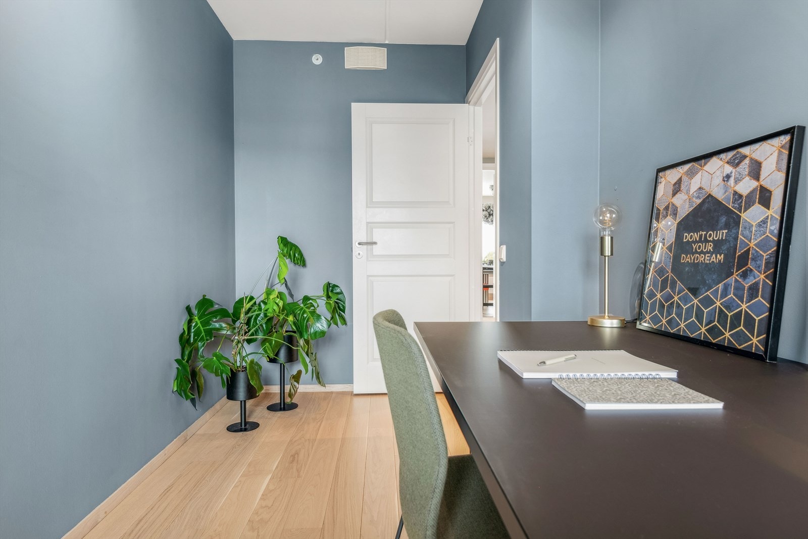 Romslig soverom med plass til garderobeløsning. Galleribilde