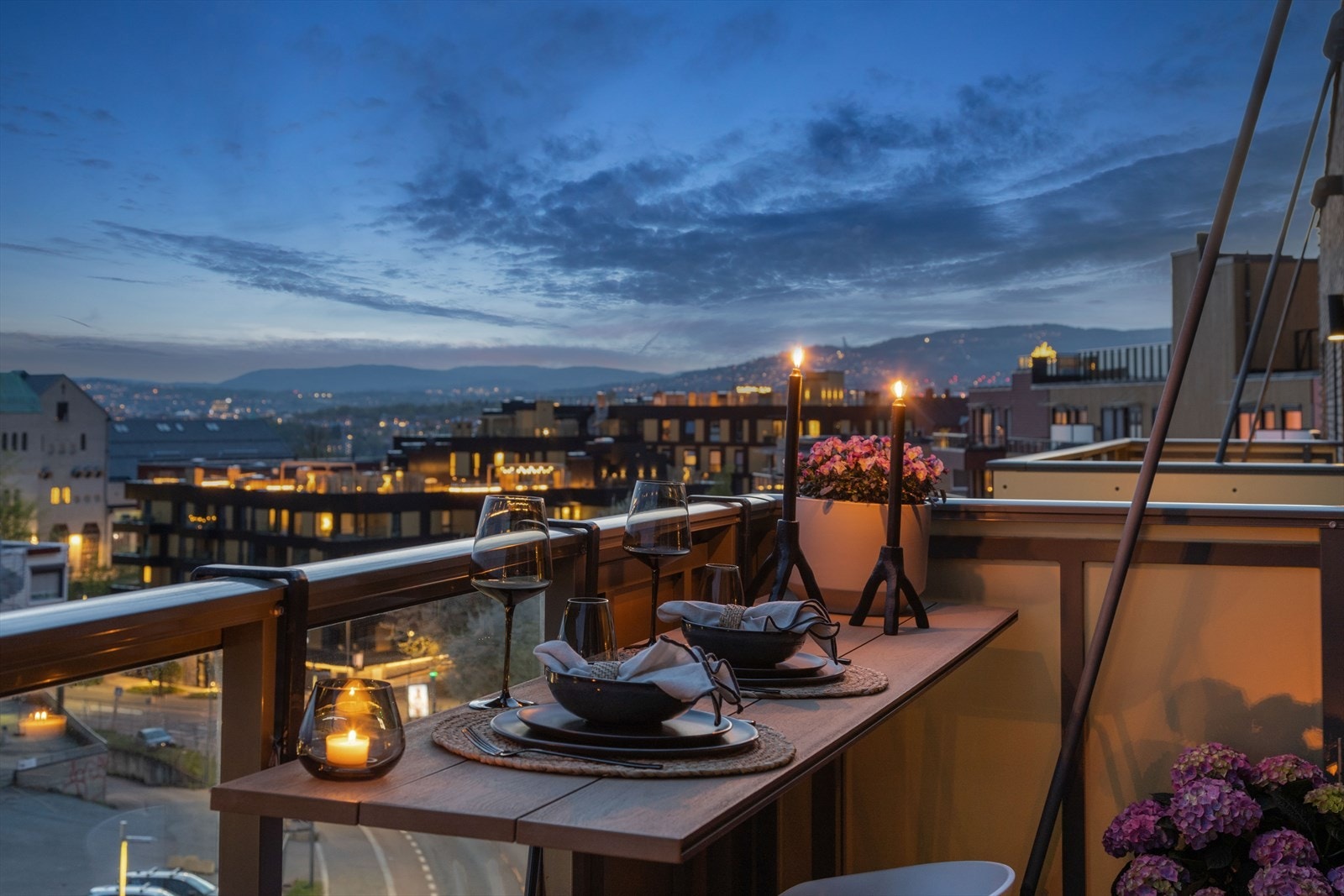 Begge balkongene blir en forlengelse av stuen på sommerhalvåret, hvor du kan nyte sene sommerkvelder til det fulle. Galleribilde