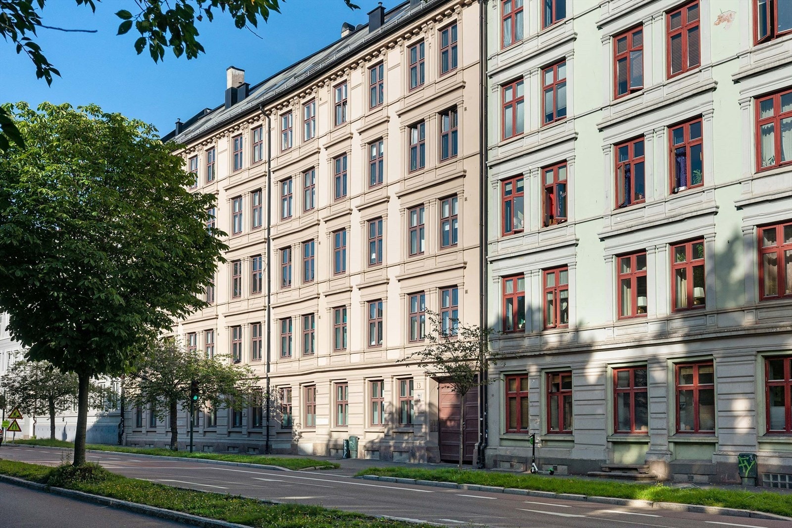 Her bor du sentralt til sentralt til på Tøyen/nedre Kampen. Det er få minutter ned til Grønland og sentrum, samt gangavstand til Grünerløkka, Kampen, Carl Berner m.m. Galleribilde