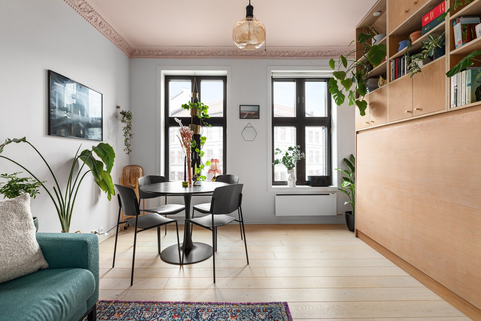 Dette er lys, luftig og klassisk leilighet som ligger fritt og rolig til i byggets tredje etasje, med særdeles gode lysforhold fra store vindusflater Galleribilde