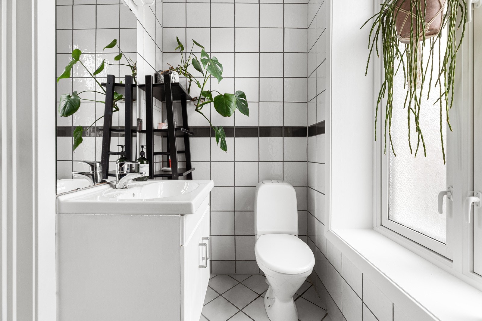 Stort og lyst flislagt bad fra 2006 med behagelig lysinnslipp fra vindu Galleribilde