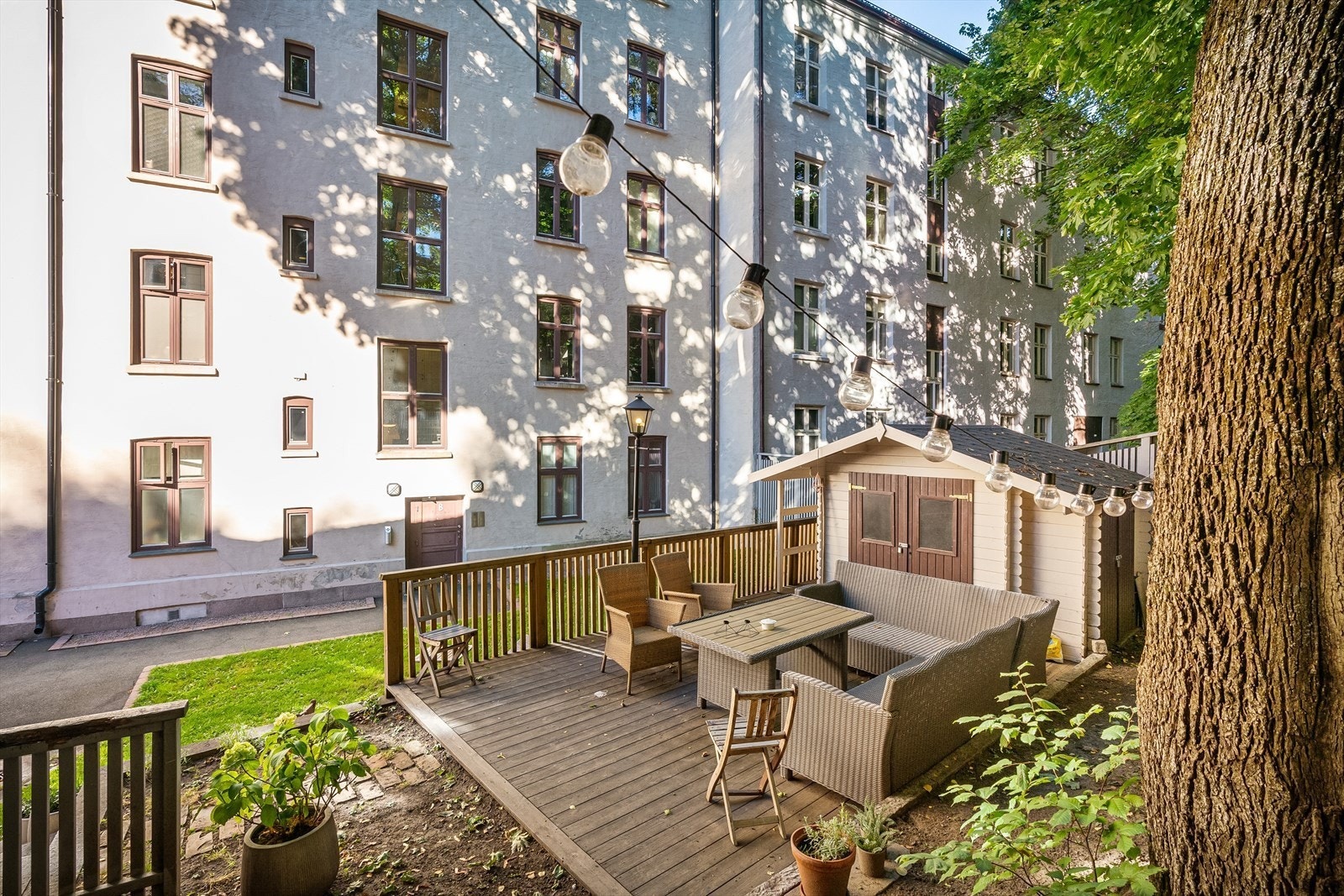 Pent opparbeidet asfaltert bakgård med sittegrupper, sykkelparkering m.m Galleribilde