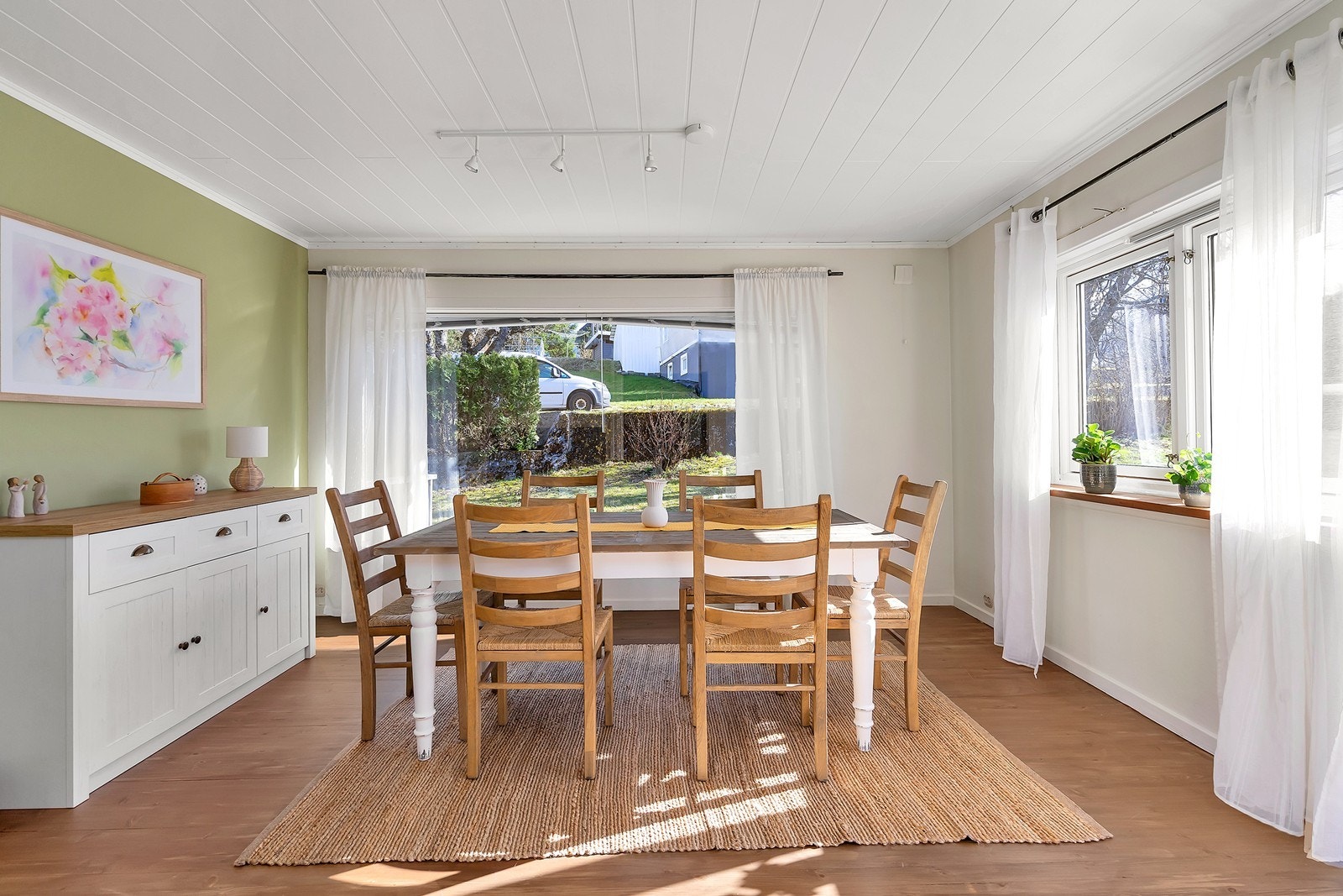 Fra stua er det inngang til spisestue Galleribilde