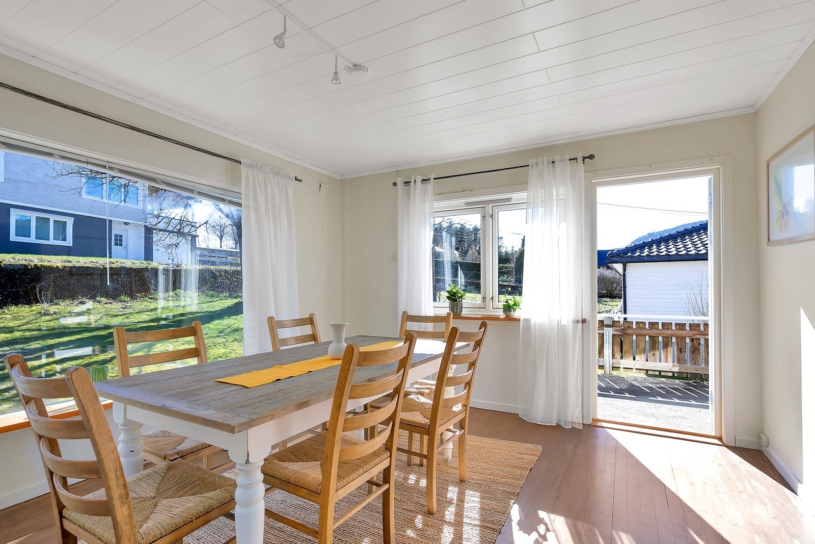 Fra spisestua er det utgang til terrasse Galleribilde