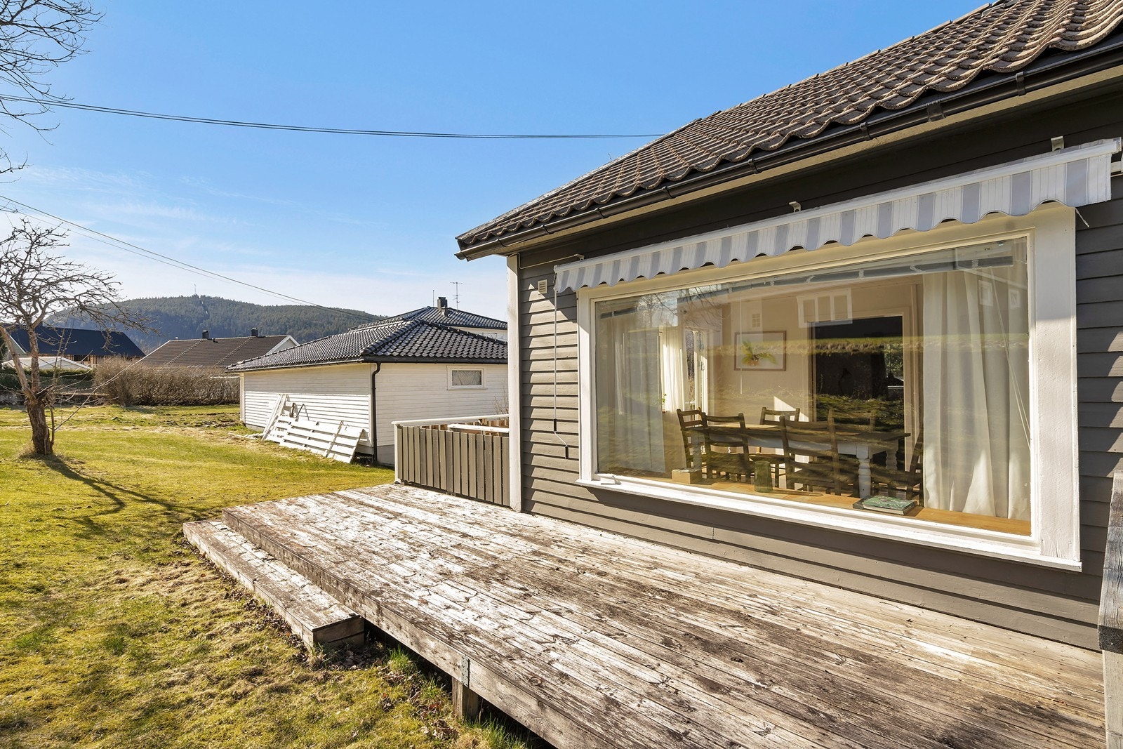 Terrasse på fremsiden og baksiden av boligen Galleribilde
