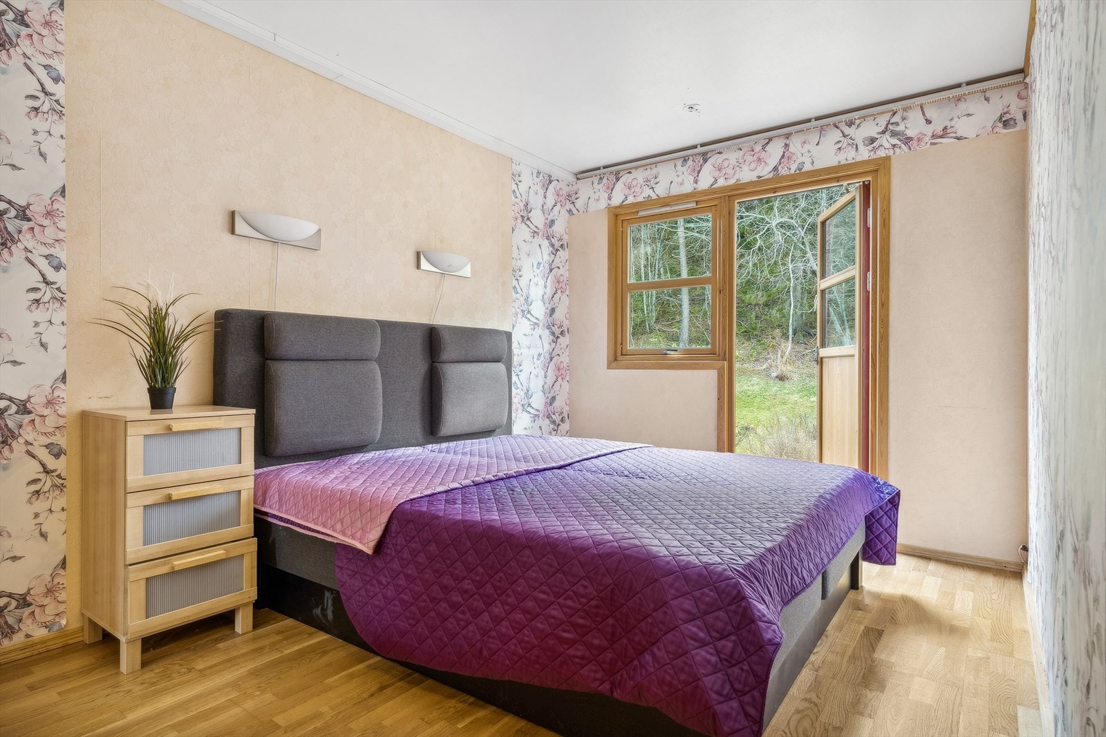 Boligen har tre soverom. Her er hovedsoverommet som er på 11,7 m². Herfra er det egen utgang til bakhage som man disponerer. Galleribilde