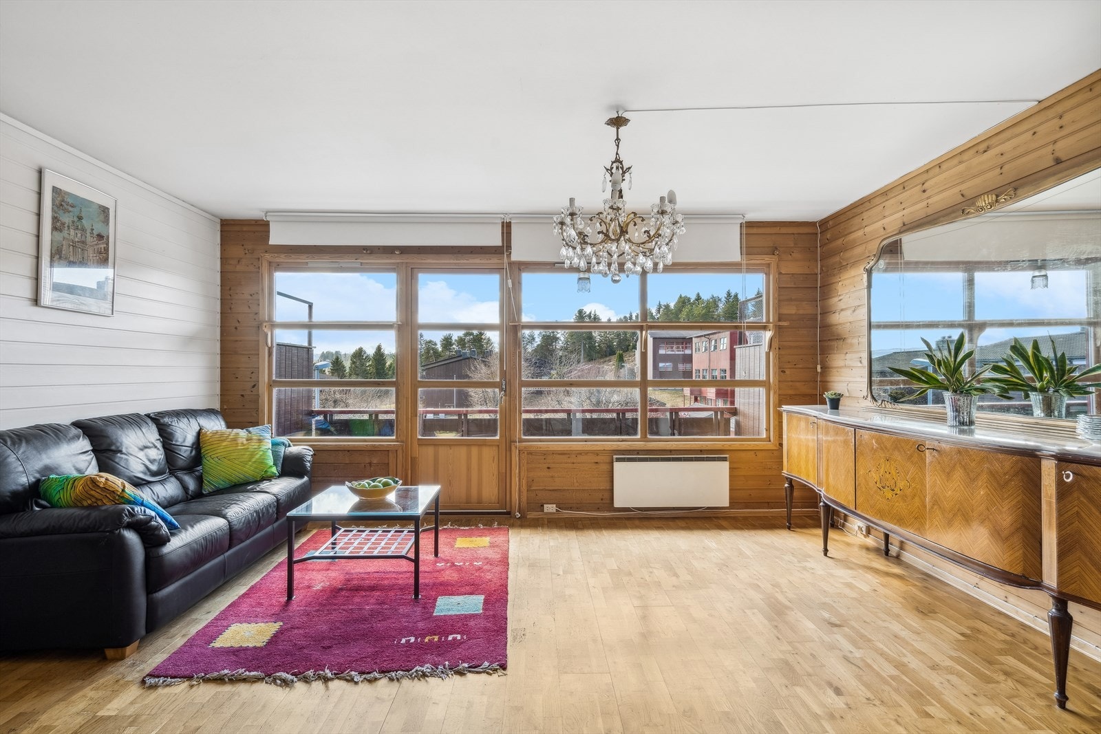 Fra stuen er det utgang til veranda på 10 m² vendt mot vest. Gode solforhold. Galleribilde