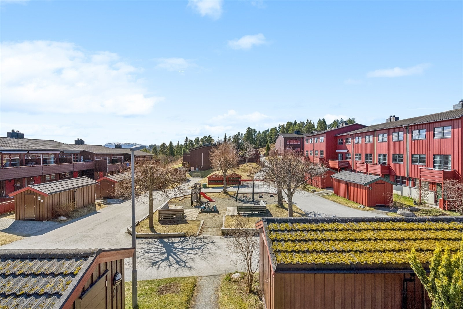 Pent rekkehus på 152 m² BRA med flott beliggenhet i feltet - Solrik veranda - Garasje - Rolig og barnevennlig område! Galleribilde