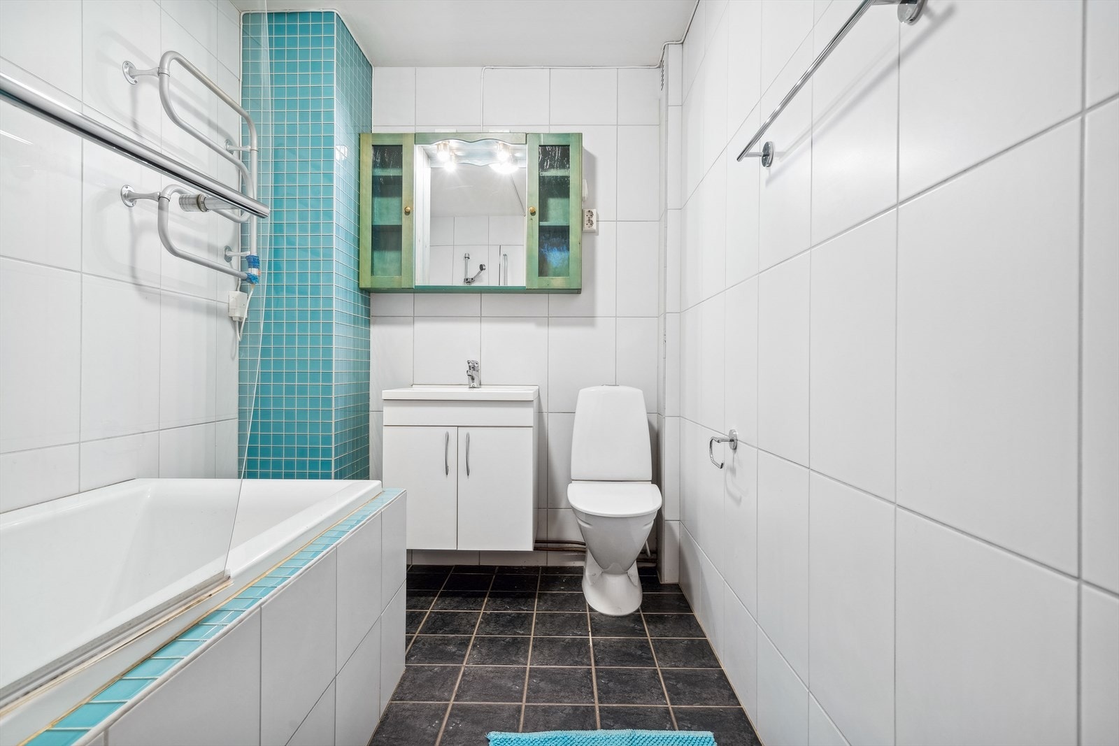 Baderom på 4,6 m² i lyse farger. Badet ble i følge selger oppgradert i 2009 av fagfolk og dokumentasjon på dette er tilgjengelig. Galleribilde