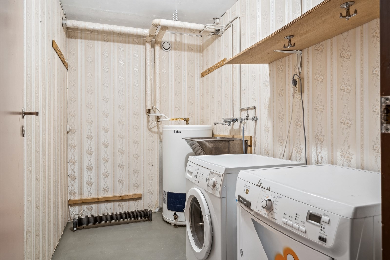 Separat vaskerom på 4,4 m² i kjelleren. Galleribilde