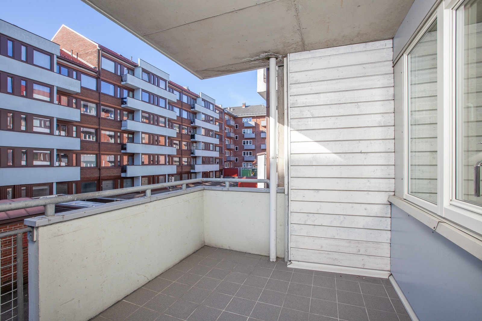 Fra stuen er det utgang til balkong på ca. 5 m2 som vender mot bakgård. Galleribilde