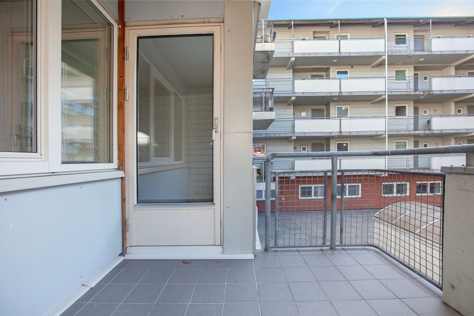 Balkong mot bakgård. Galleribilde