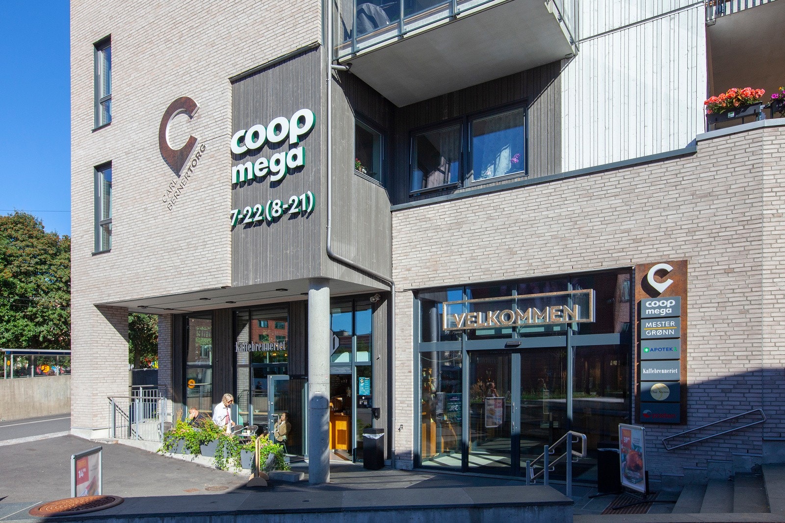 Carl Berner Torg med Coop Mega, Mester Grønn, Apotek, Kaffebrenneriet m.m. Galleribilde