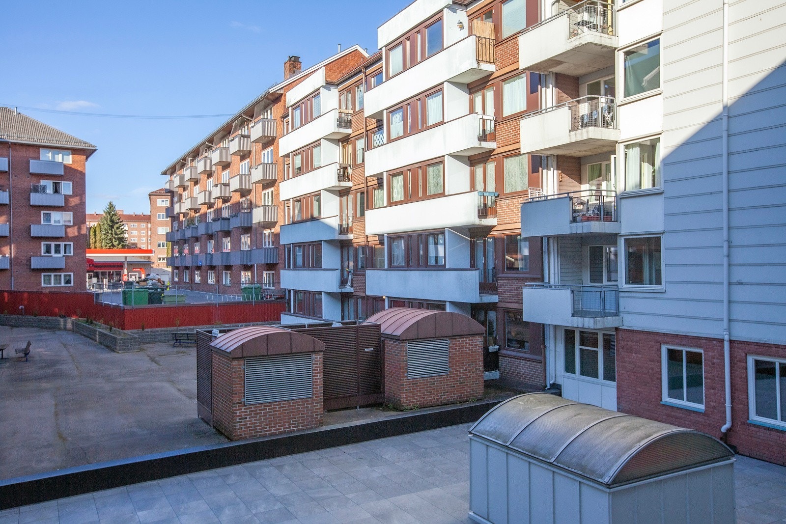 Leiligheten balkong vender ut i bakgård. Galleribilde