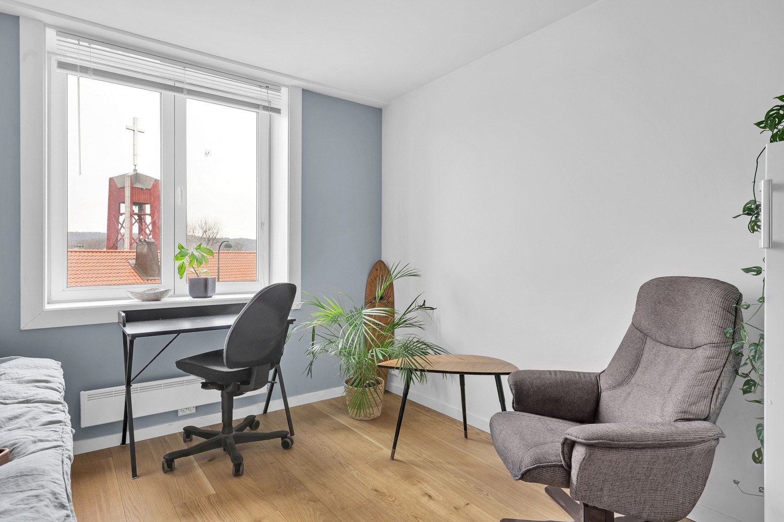 Lys leilighet med plass til sofa/seng og skrivebord Galleribilde