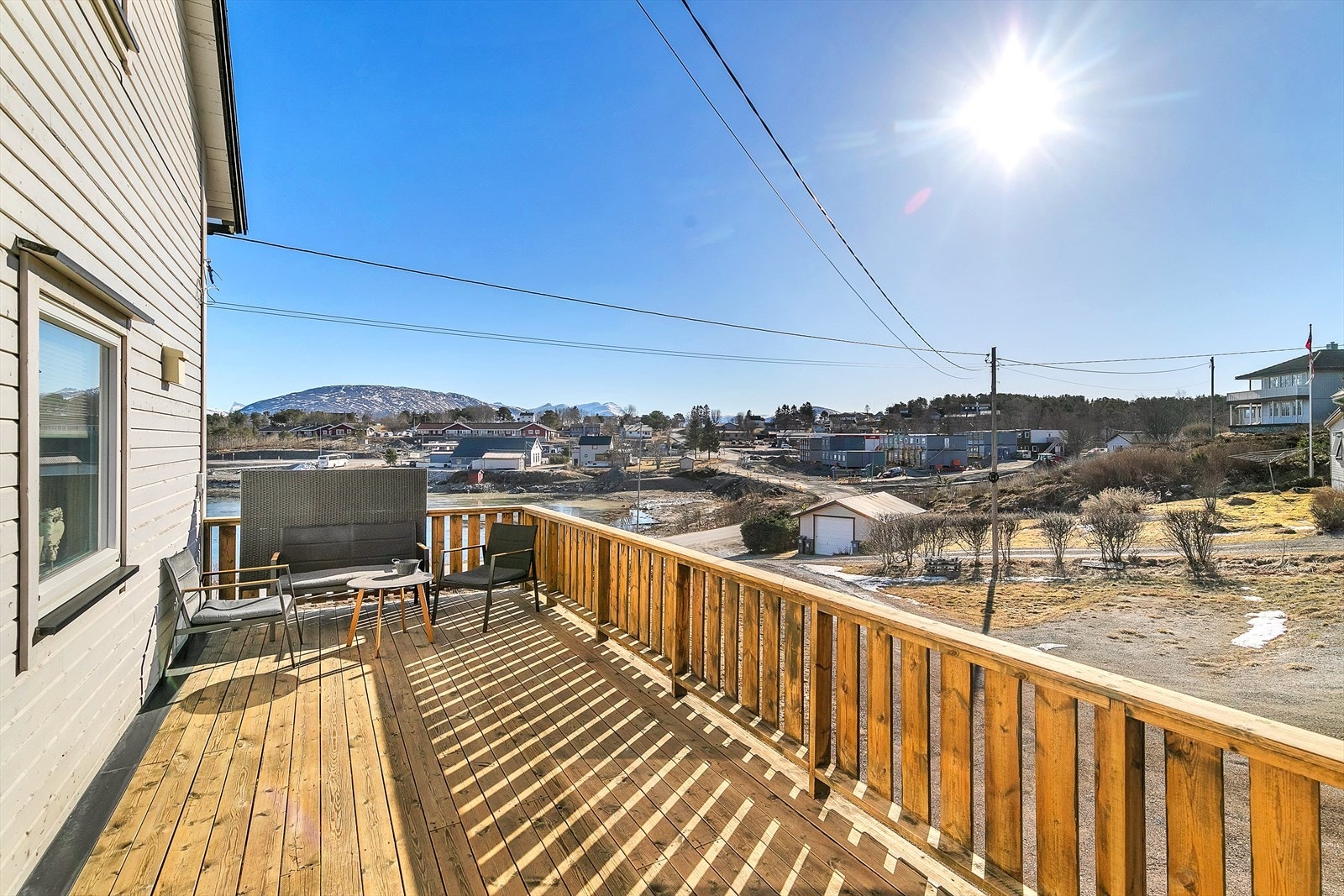 Solrik veranda med utsikt Galleribilde