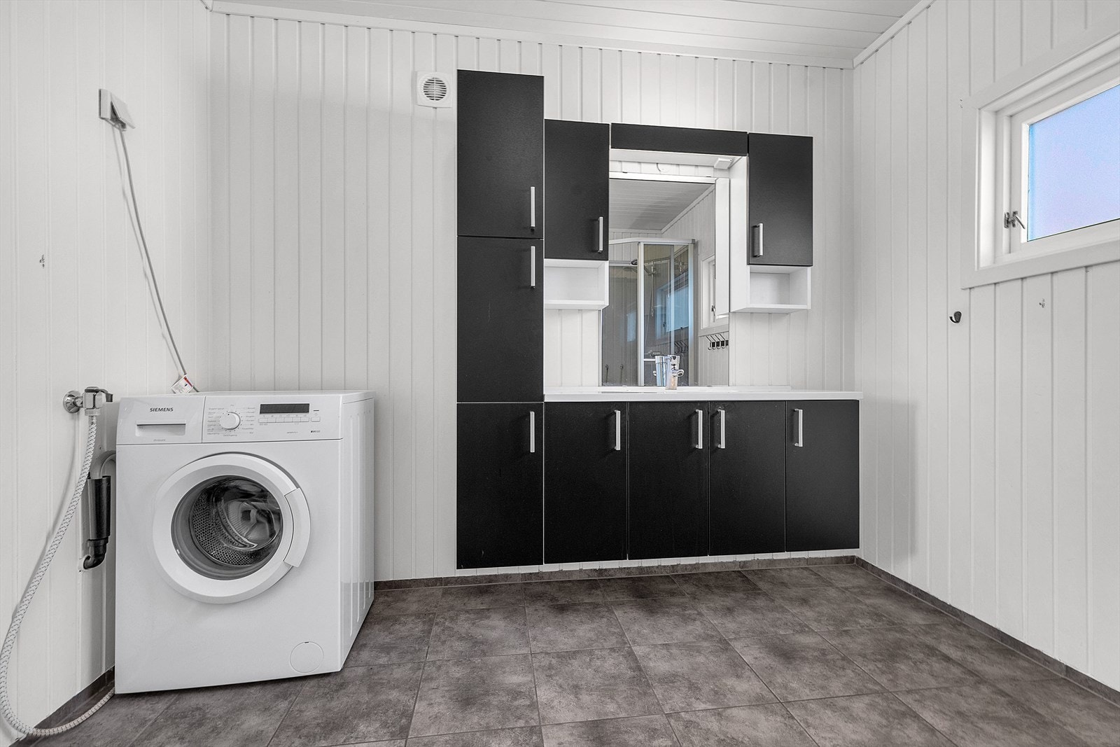 Stor baderomsinnredning, opplegg for vaskemaskin Galleribilde