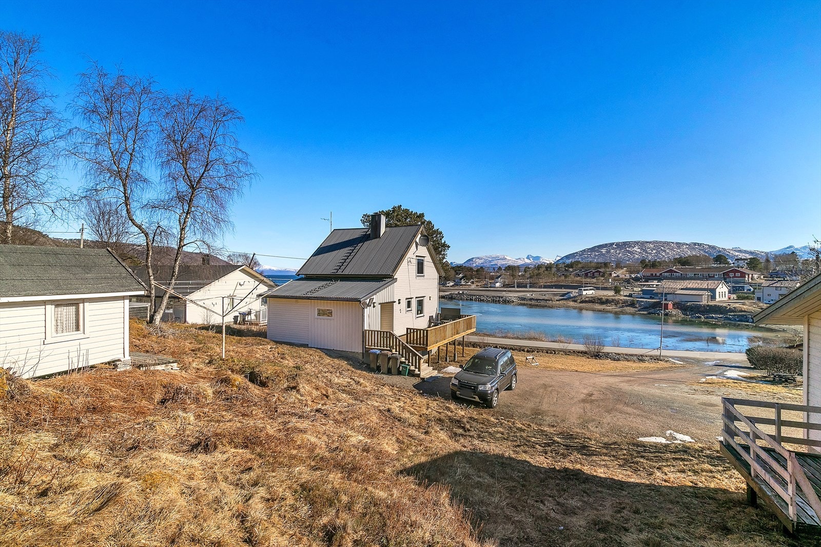 Her er det godt med parkeringsplass på eiendommen Galleribilde
