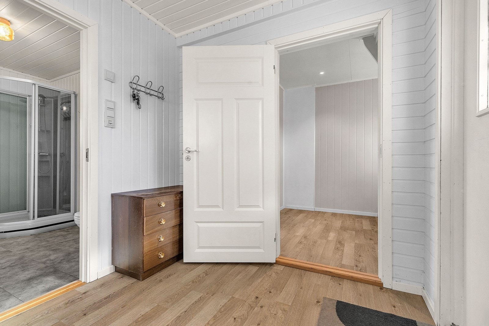 Entré sett mot bad og stue Galleribilde