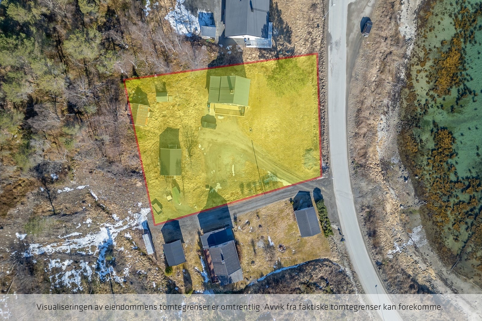 Stor tomt med plenareal og parkering Galleribilde