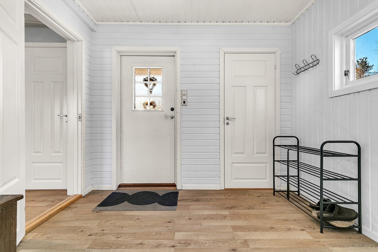 Entré med god plass for å henge fra seg, samt en liten bod Galleribilde