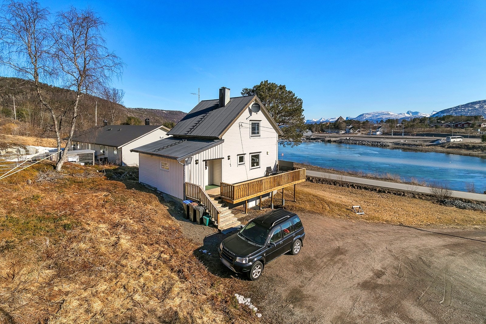 Det er veranda ved inngangspartiet Galleribilde