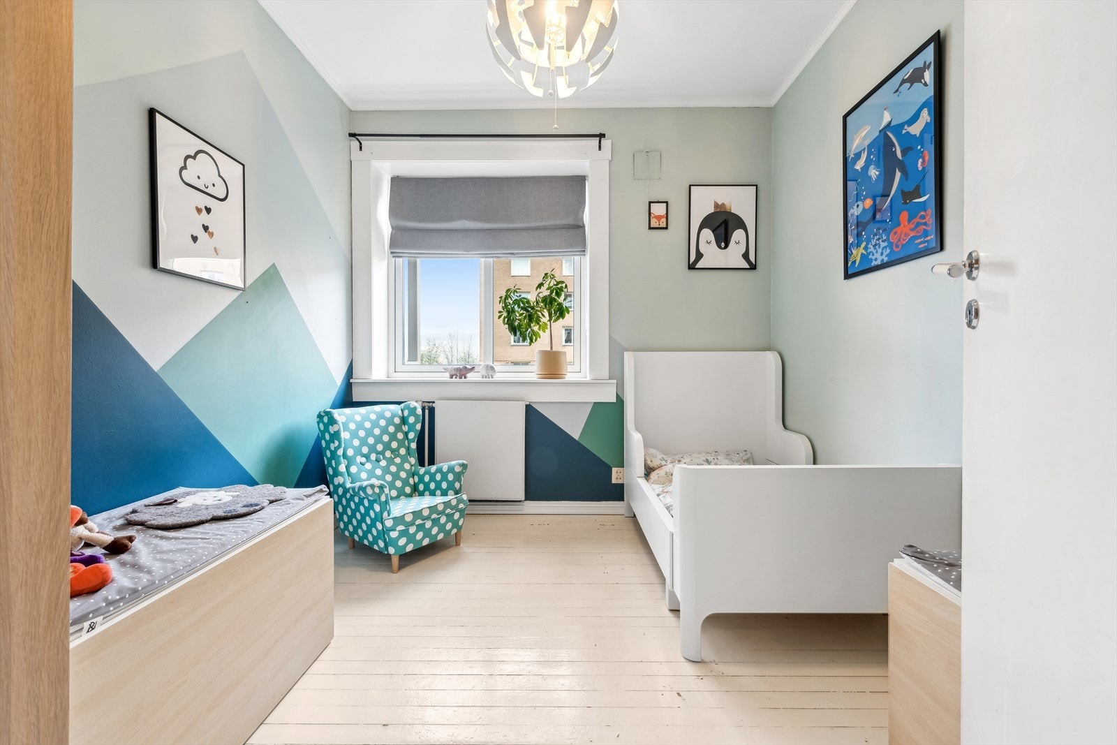 Nymalt soverom med tidsriktige farger. Galleribilde