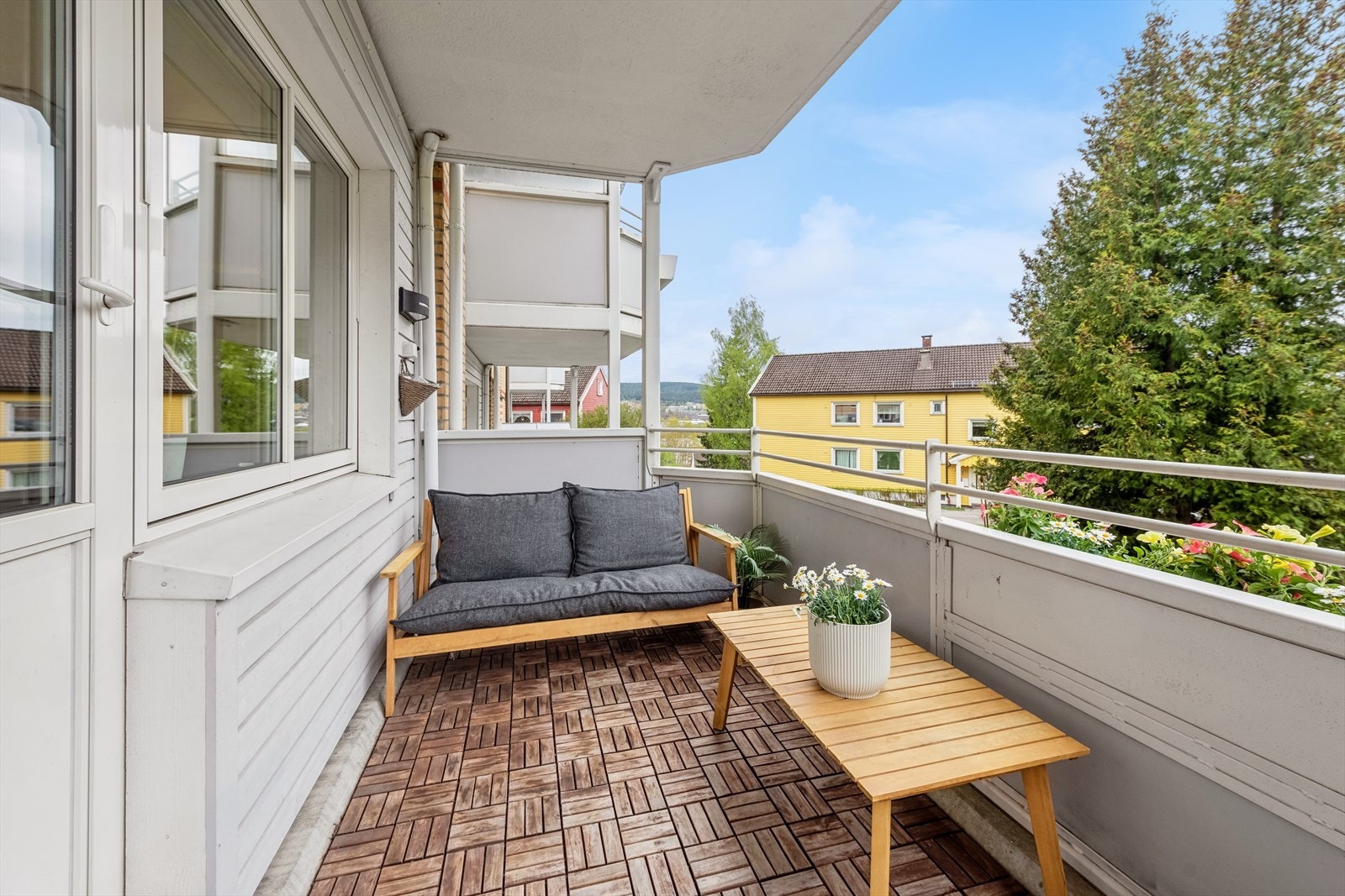 Balkongen er overbygget og kan by på formiddag-, ettermiddag- og kveldssol. Galleribilde