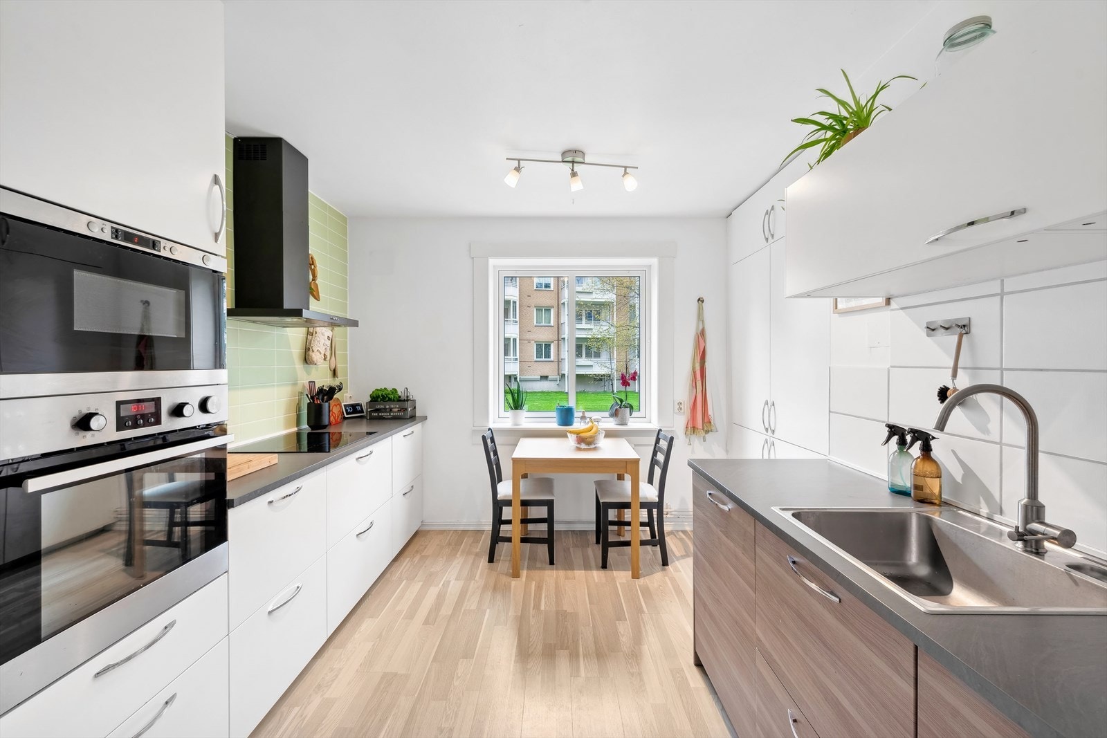 Kjøkkenet er lyst og moderne fra 2015. Her følger alle hvitevarene med boligen. Galleribilde