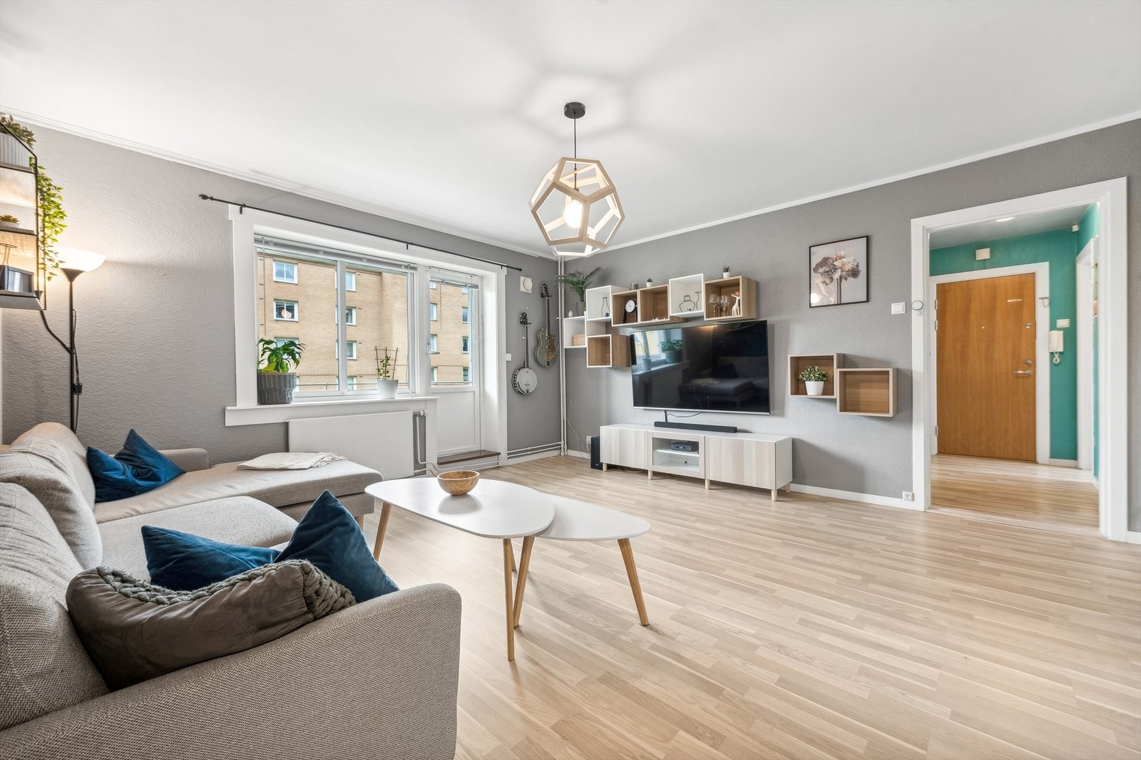 Leiligheten ble overflatemalt med tidsriktige og delikate farger. Galleribilde