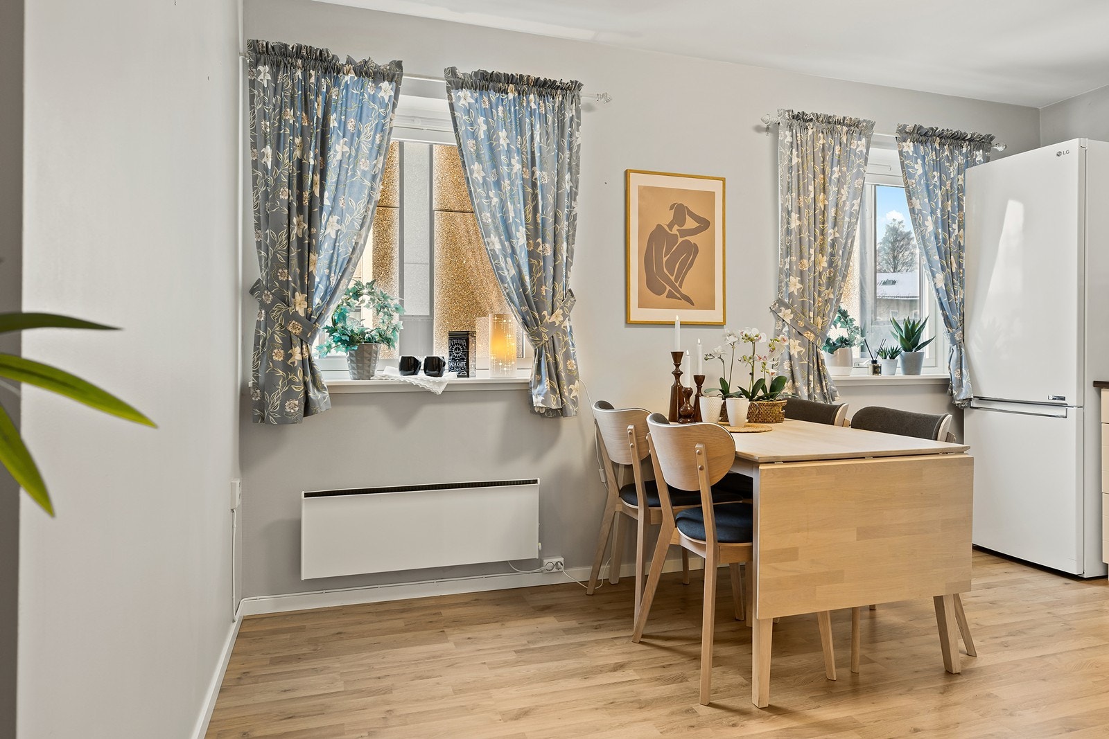 Kjøkken med spiseplass. Galleribilde