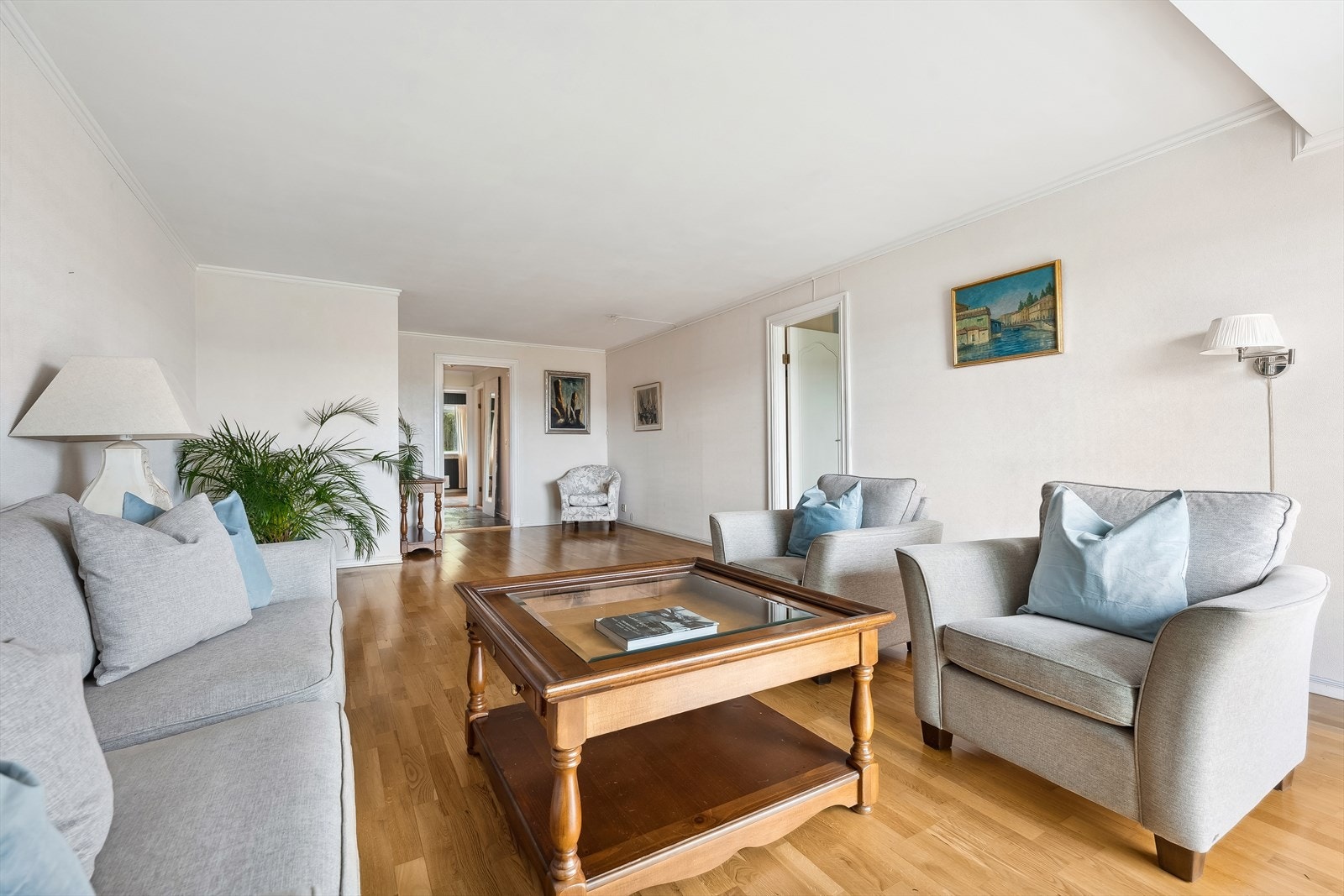 I stuen er det god plass til både sofagruppe og spisebord Galleribilde