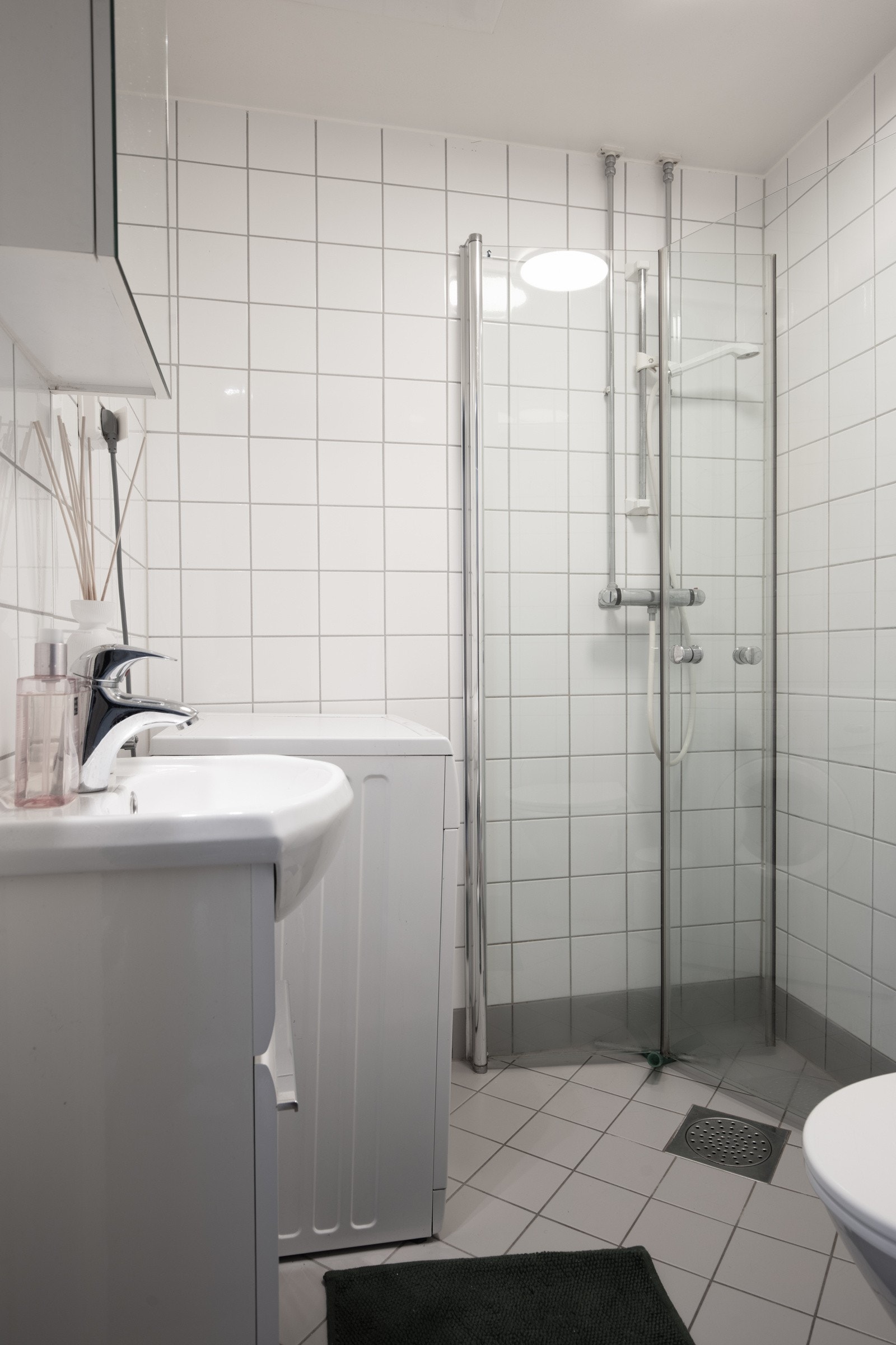 Stilrent flislagt baderom med elektriske varmekabler fra 2007. Galleribilde