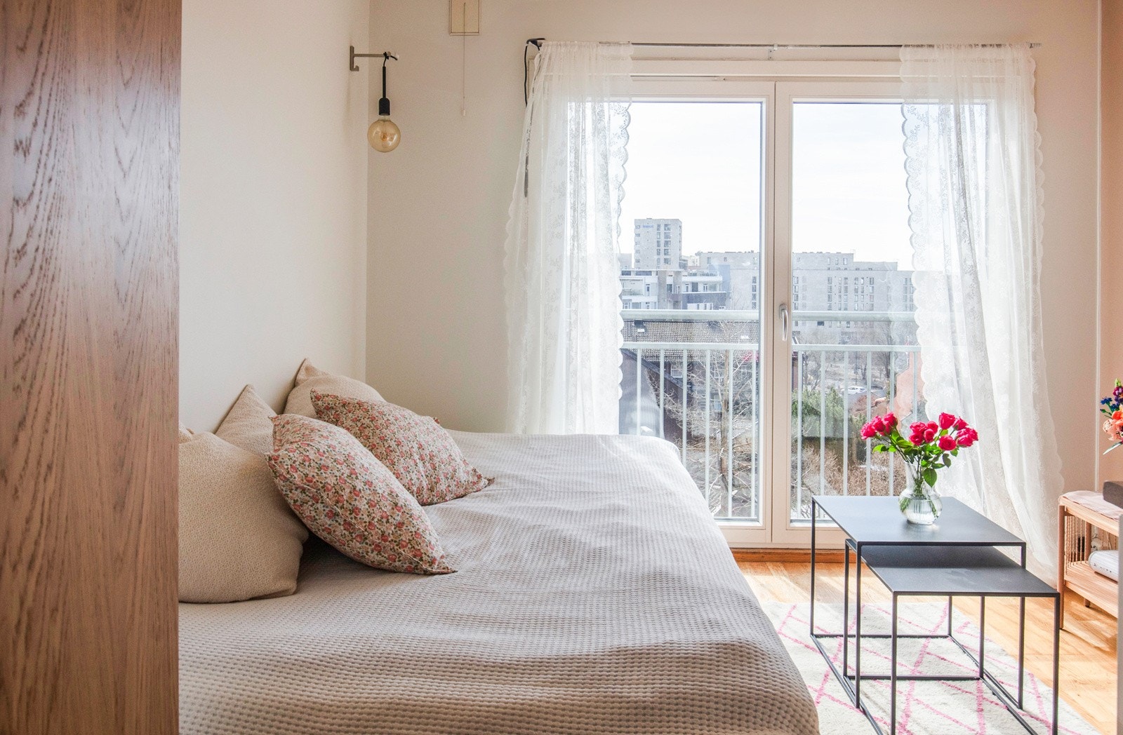Hyggelig stue med plass til sovesofa og bord. Galleribilde