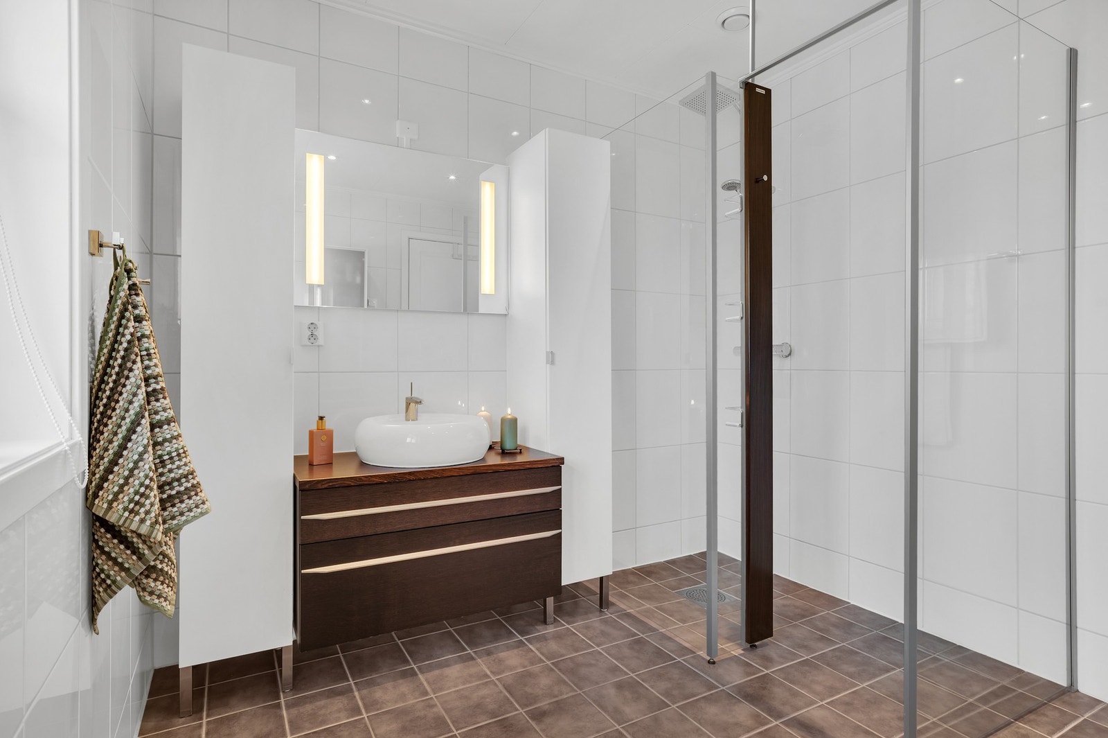 Flislagt bad med dusjhjørne og varmekabler i gulv Galleribilde