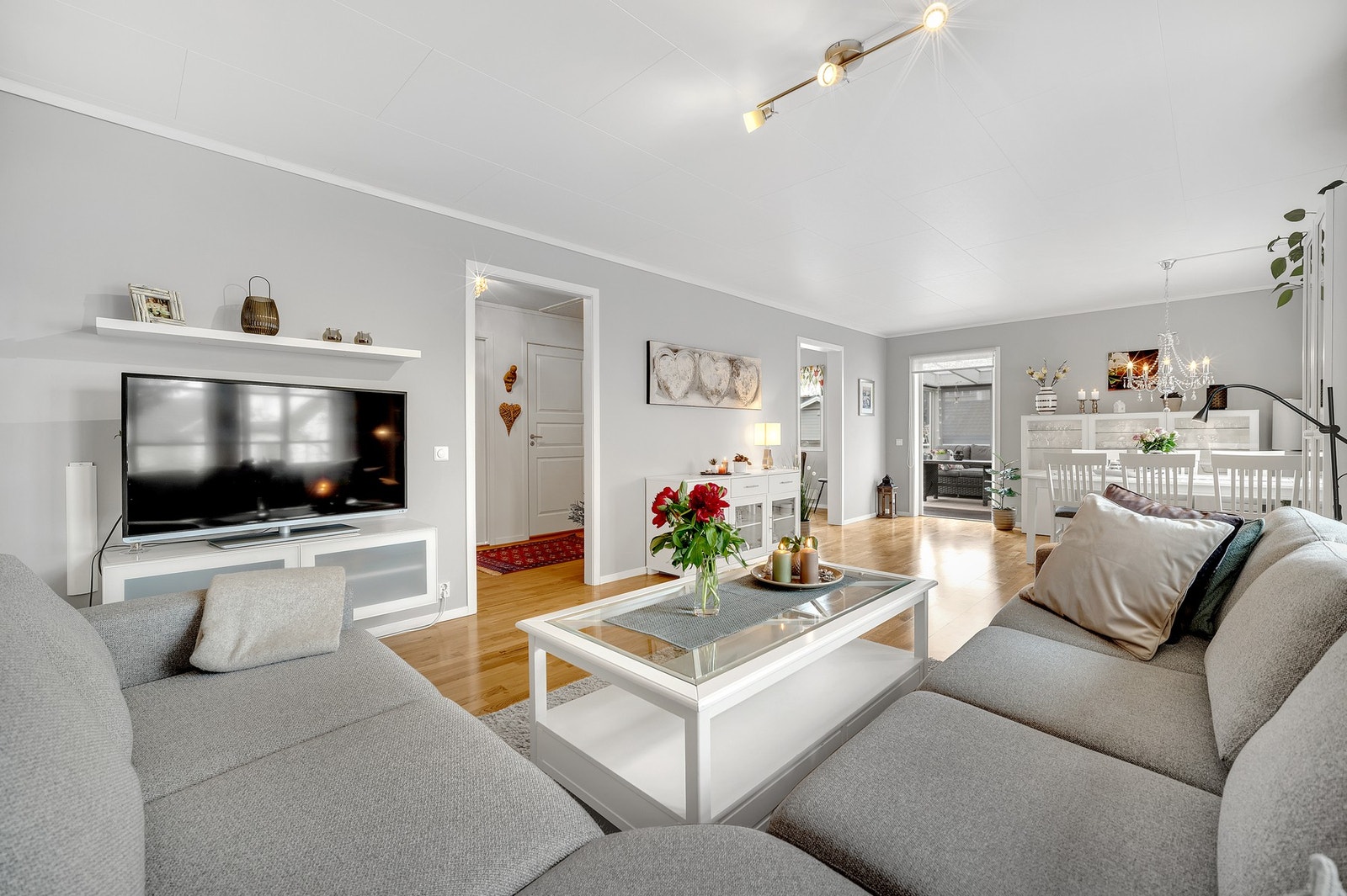 Romslig stue med god plass til både sofagruppe og spisebord Galleribilde