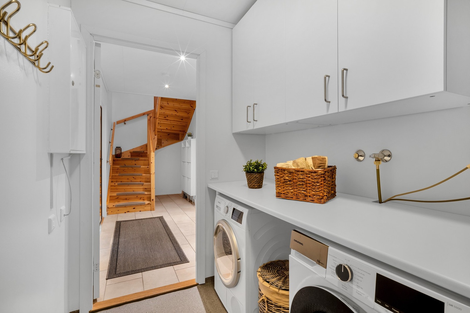 Praktisk separat vaskerom på 4,9kvm med benkeplate og skap. Galleribilde