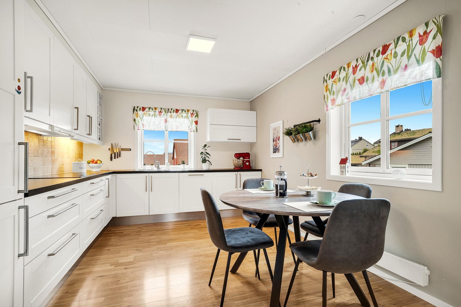 Stilrent kjøkken med integrerte hvitevarer Galleribilde