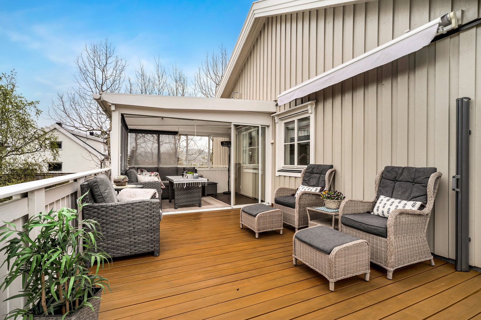 Veranda er utstyrt med markise og uttrekkbar le-vegg. Galleribilde