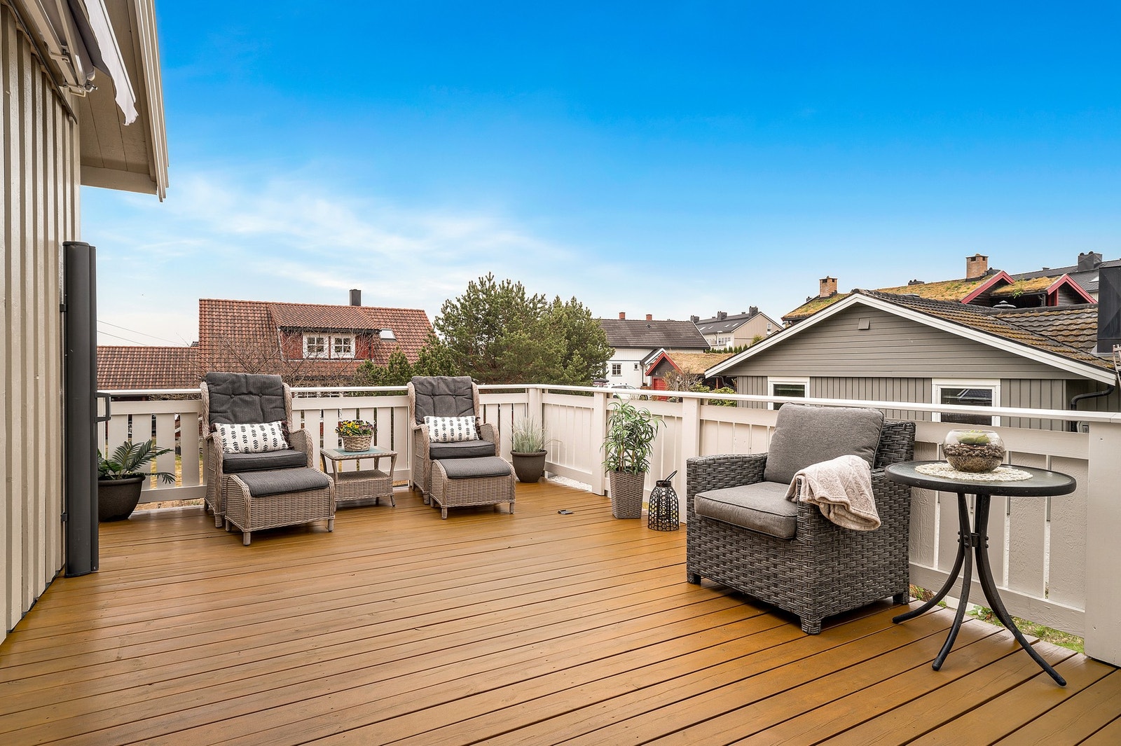 Verandaen har svært gode solforhold og god plass til utemøblement Galleribilde