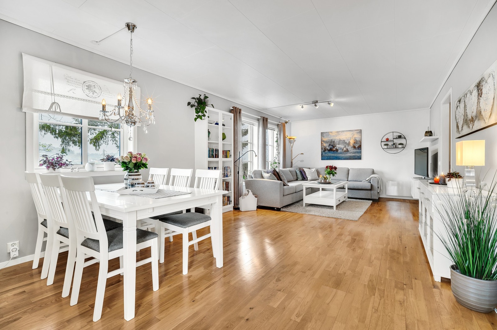 Velkommen til en flott vertikaldelt halvpart med en fin beliggenhet på Flatåsen. Galleribilde