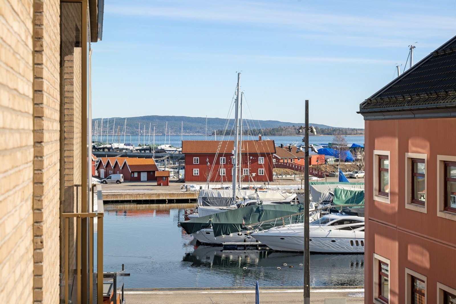 Velkommen til denne flotte gjennomgående leiligheten - med Fin Utsikt fra balkong og soverom Galleribilde