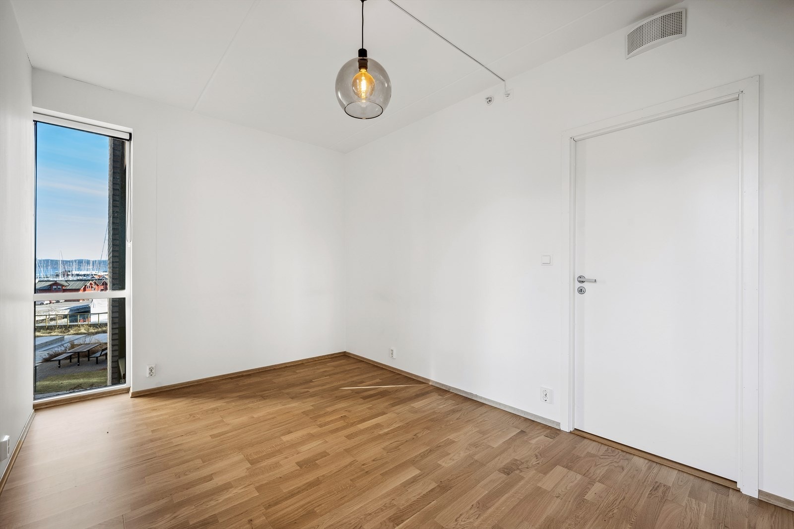 Soverommet har utsikt til båthavna Galleribilde