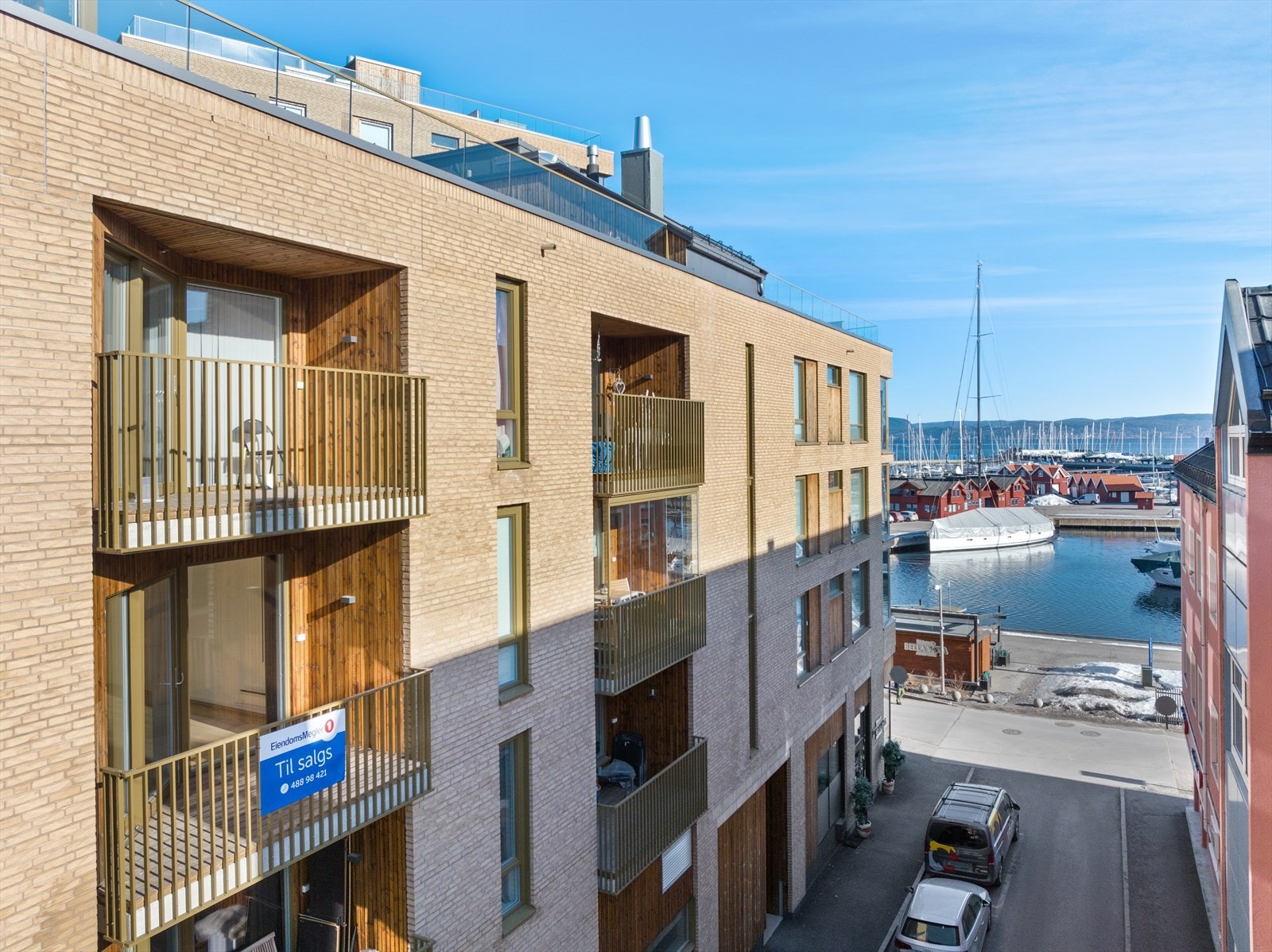 Velkommen til denne flotte gjennomgående leiligheten - Fin balkong med sjøutsikt og sjøutsikt fra soverom Galleribilde