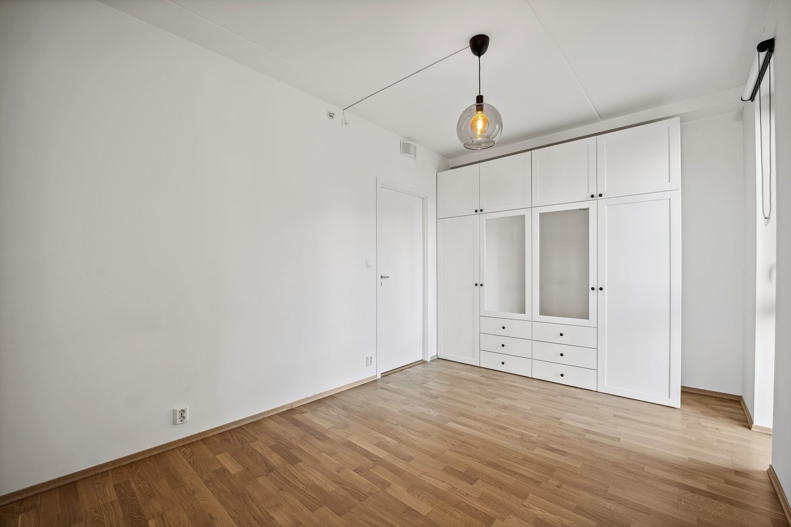 Romslig soverom med garderobeskap Galleribilde