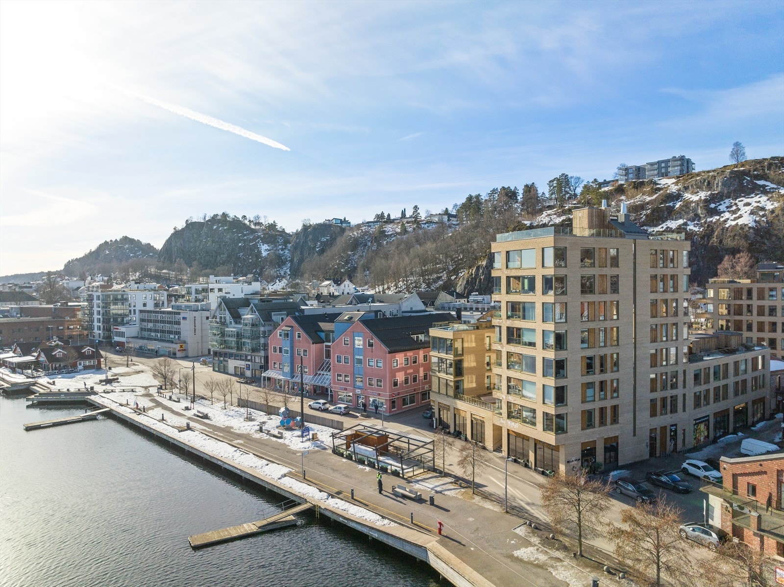 Du kommer ikke mer sentralt enn dette, bare å ta heisen ned så er du midt i byen og på bryggekanten. Galleribilde