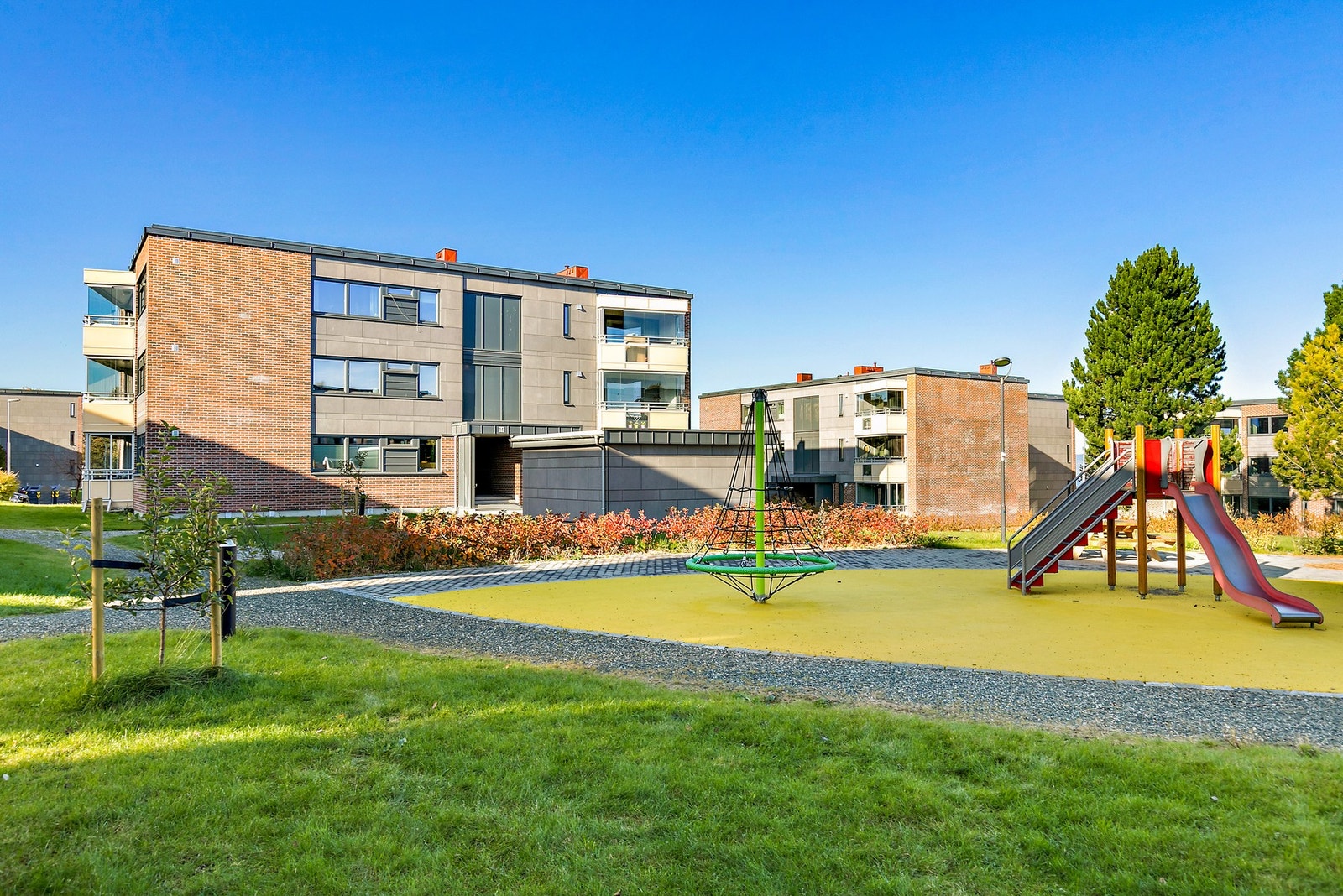 Pent opparbeidede uteområder. Hver leilighet har rett på to parkeringsplasser til egen bruk, samt tre gjesteparkeringsplasser. Om det er behov for elbillader vil du få tildelt fast plass. Galleribilde