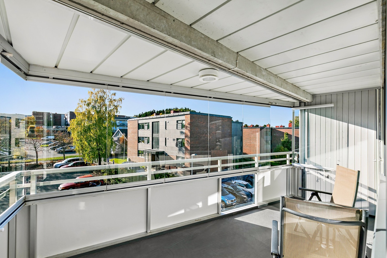 Romslig og sørvendt balkong med god plass til utemøblement og grill. Balkongen er innglasset, men glassene kan skyves til siden og åpnes opp når sola steker. Galleribilde