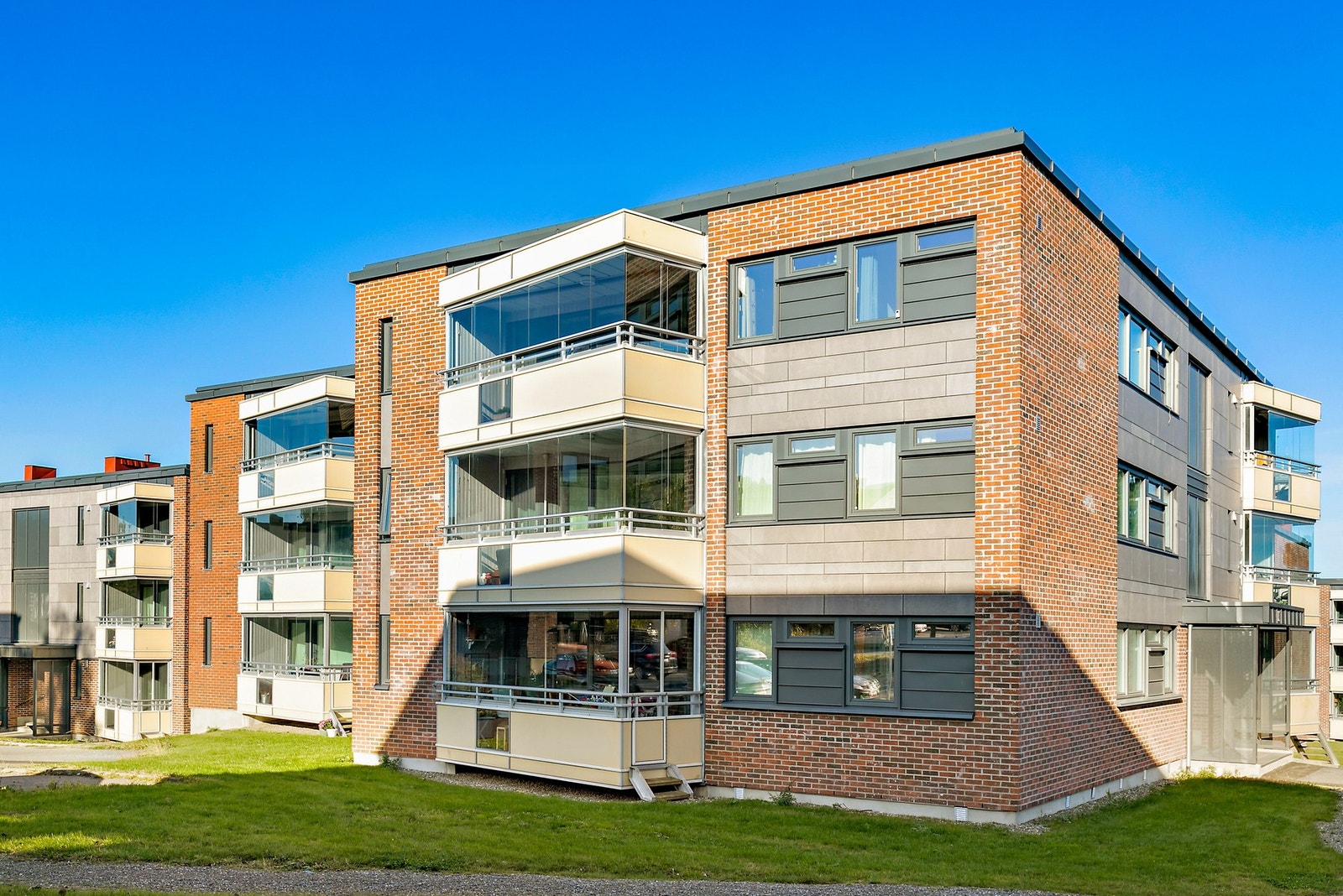 Bygget ble i 2018/19 utvendig renovert hvor det ble satt inn nye 3-lags vinduer, etterisolert, drenert, skiftet teglstein og fasadeplater, nye sykkelboder m.m. Galleribilde
