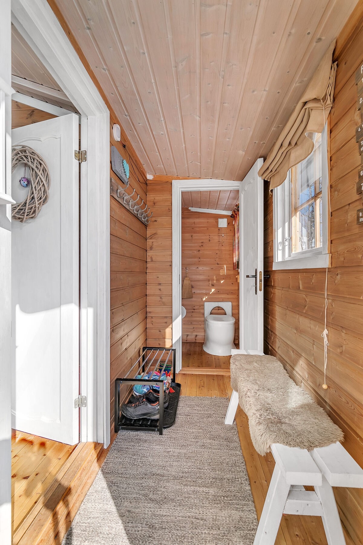 Adkomst til toalettrom fra gang Galleribilde